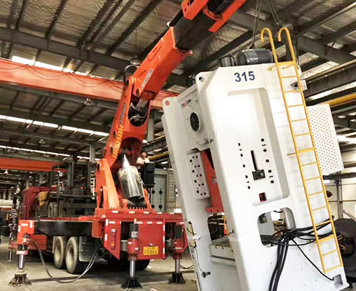 凤台县附近随车吊出租，轻松解决运输难题