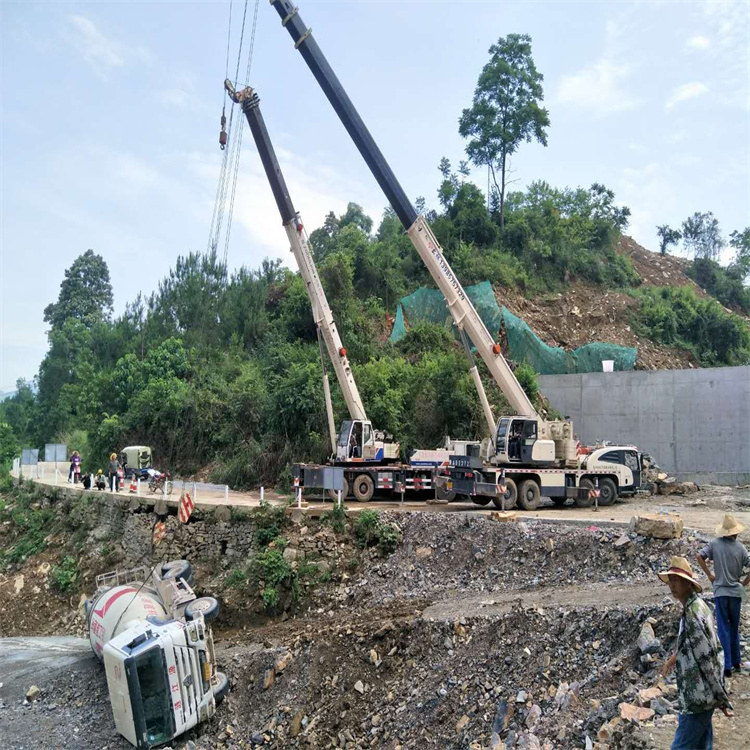 凤台县汽车掉沟里叫吊车救援要多少钱